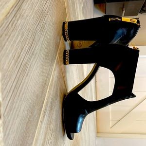 Black with gold details Michael Kors dress heels